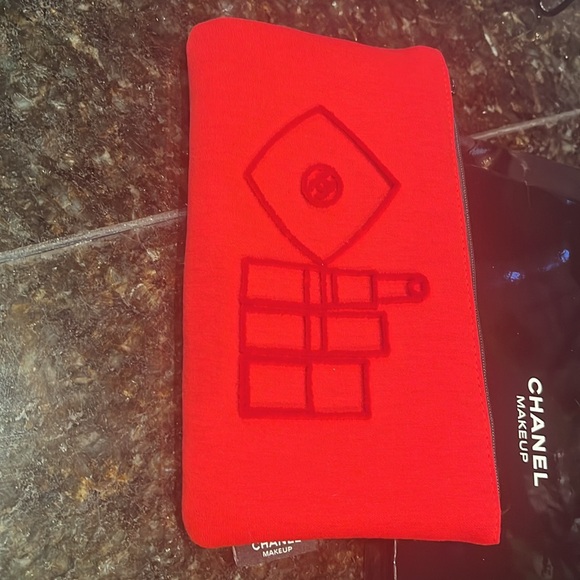 Chanel make-up satin lined. Never used. Raised velvet lettering.     Unique - Picture 3 of 7